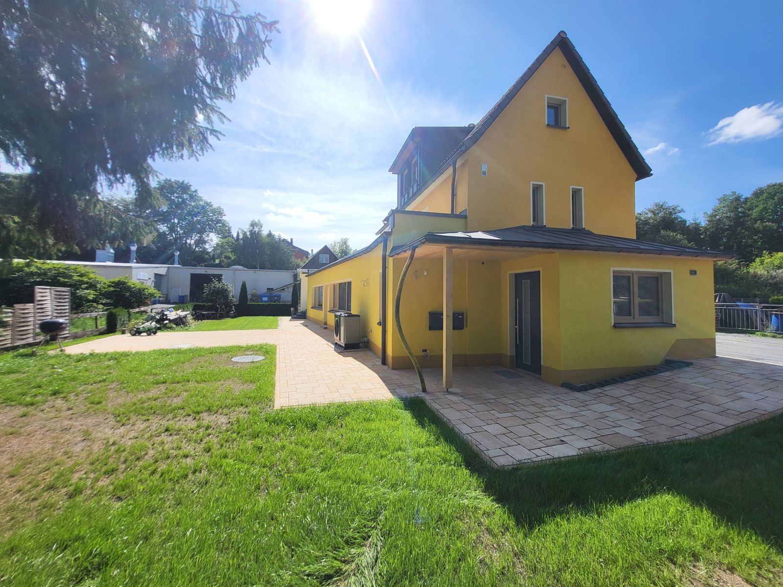 Kernsaniertes gelbes Ferienhaus mit neuem Hof im Erzgebirge